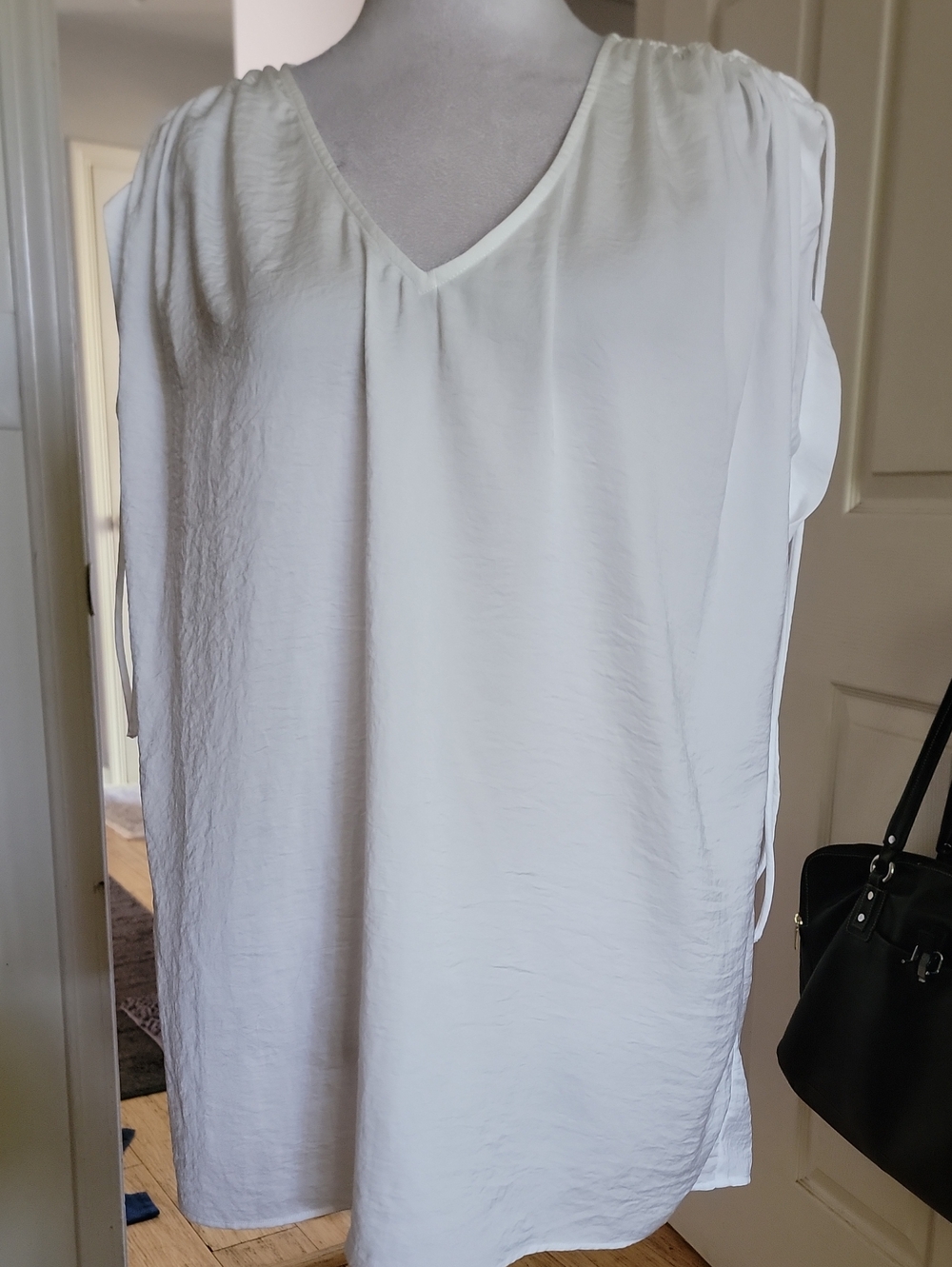 Cabi Women's V-Neck White Sleeveless Top